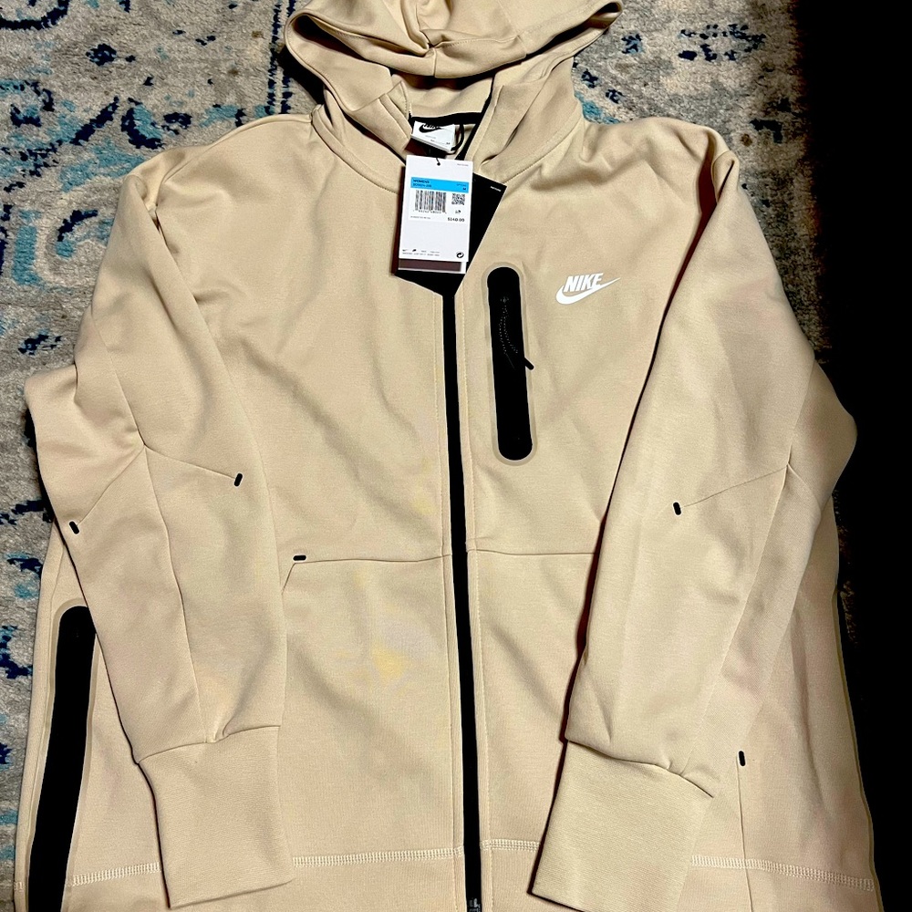 Brand New with tags woman’s nike tech fleece jacket size medium
